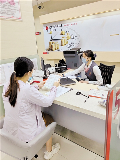 今年2月，我市實施4項公積金便民惠民新政策，更好滿足居民需求。圖為市民在辦理公積金業(yè)務(wù)。