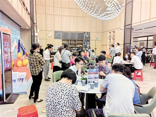 “五一”期間，不少樓盤人氣十足。