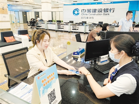 市民在咨詢公積金提取情況。