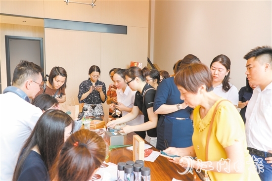 市民踴躍參與“以舊換新”登記。