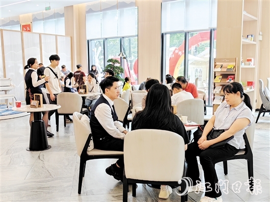 新政對房貸利率及首付比例的調(diào)整，減輕了購房者的負(fù)擔(dān)。