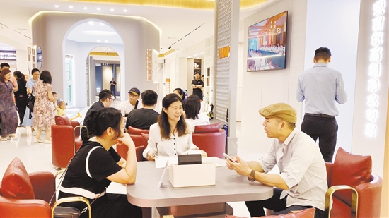 開業(yè)當(dāng)天，不少市民在現(xiàn)場咨詢。