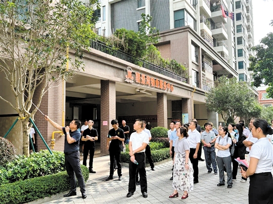 學(xué)員們?cè)谖飿I(yè)小區(qū)進(jìn)行實(shí)務(wù)培訓(xùn)。