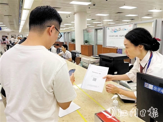 住宅專(zhuān)項(xiàng)維修資金可掃碼交存。