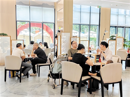 7月，高品質(zhì)樓盤(pán)的熱銷(xiāo)帶動(dòng)了市場(chǎng)的活躍度。