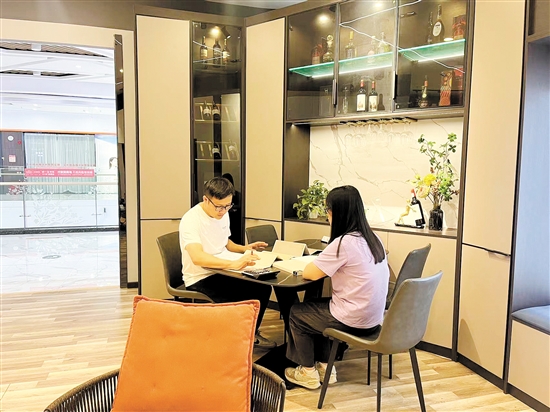 消費者在簽訂裝修合同時要多留心。