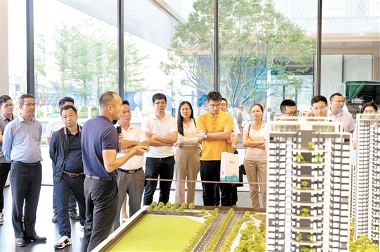 參會者參觀新樓盤駿景灣天匯。