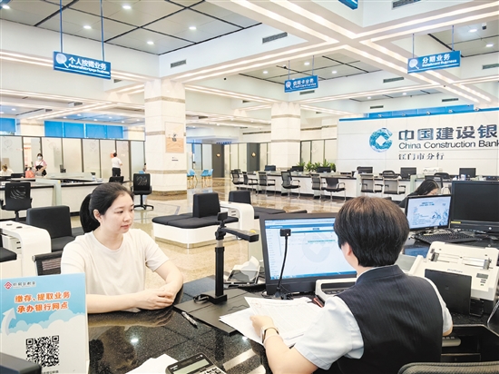 市民在咨詢單位補(bǔ)繳公積金事宜。