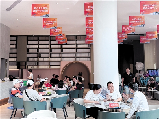 購房補(bǔ)貼疊加樓盤促銷，吸引不少消費者。