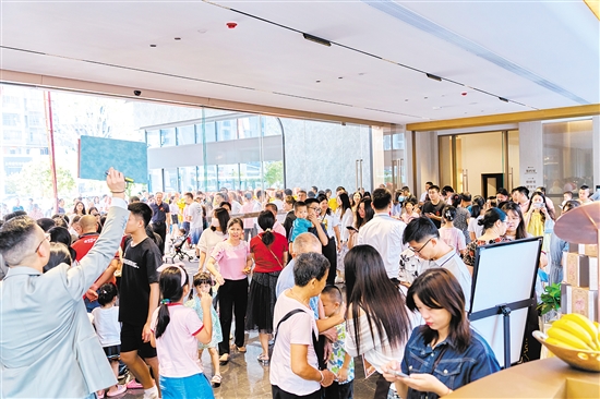 國慶假期，鶴山市駿景灣·品悅項(xiàng)目“人從眾”。