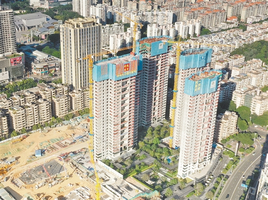 江門保利瑯悅一期順利封頂。