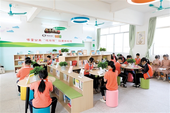 新落戶的博富公益“悅讀館”環(huán)境明亮舒適。