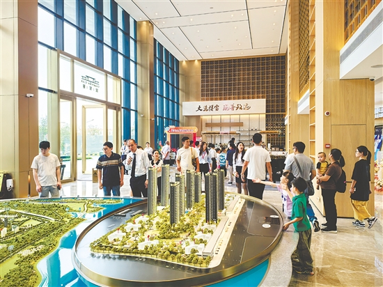 “五一”假期，不少消費(fèi)者看房、買房。