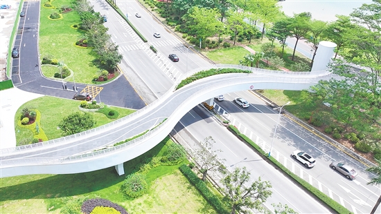 濱江大道人行天橋方便市民出行。