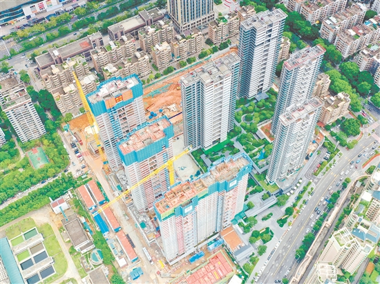 江門保利瑯悅項目二標(biāo)段共4棟高層住宅主體結(jié)構(gòu)封頂。