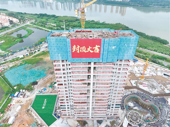 江發(fā)·天御灣6號(hào)樓順利封頂。