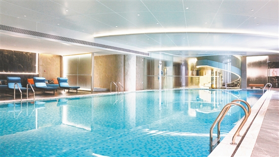 部分樓盤的會(huì)所配備了室內(nèi)恒溫標(biāo)準(zhǔn)泳池。