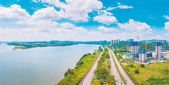 綠城濱江·潮聞東方引入高端江居理念，為江門打造“好房子”的品質(zhì)標(biāo)桿。