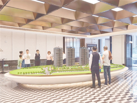 盡管更多消費(fèi)者青睞二手房，但新盤的推出還是吸引了不少人的目光。