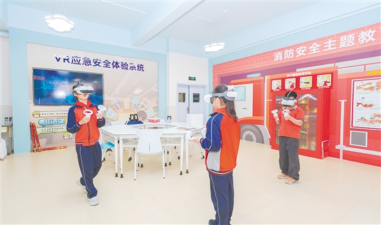 場(chǎng)館創(chuàng)新打造消防教育空間，配備VR應(yīng)急安全體驗(yàn)系統(tǒng)與超200冊(cè)消防專(zhuān)題書(shū)籍。