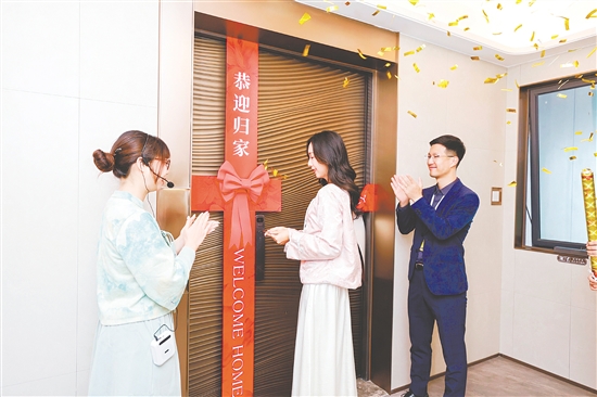 江門(mén)保利瑯悅迎來(lái)交付，鑰匙交到業(yè)主手中。