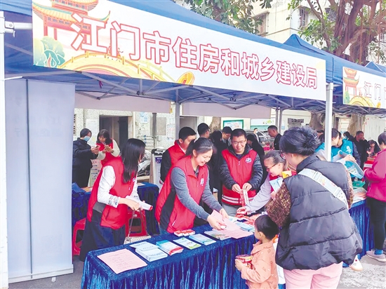 工作人員向群眾普及住建領(lǐng)域法律知識(shí)。