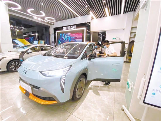 手捧奶茶進(jìn)店看車，正在成為一種新的逛街常態(tài)。