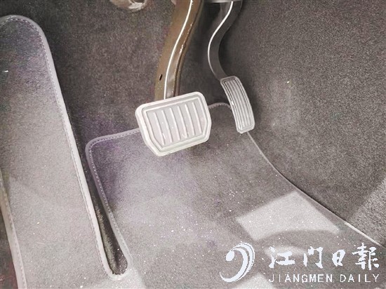 部分新能源汽車可以把最常用的加速、剎車功能集中到電門上（右邊踏板）。