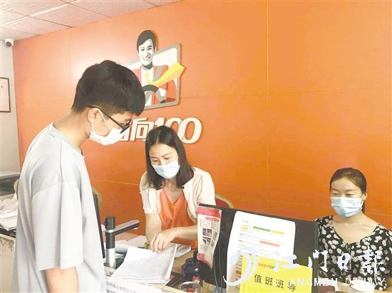 高考結(jié)束后，許多考生前往駕校報名學(xué)車。