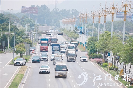 隨著汽車駛?cè)肭Ъ胰f戶，路上的汽車越來越多。