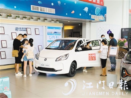 電動(dòng)微型汽車因價(jià)格實(shí)惠而廣受消費(fèi)者關(guān)注。