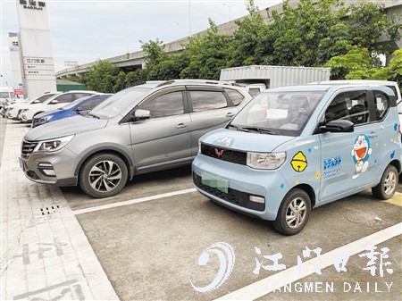 電動(dòng)微型汽車車身短小，停車非常方便。
