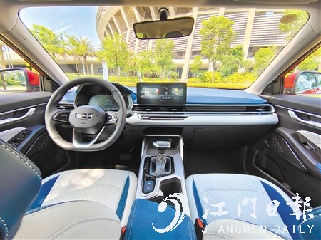 第四代帝豪的內(nèi)飾看起來簡潔而富有科技感。