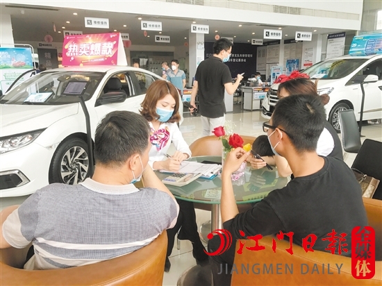 消費者在簽訂貸款合同的時候，務(wù)必要細讀弄清。