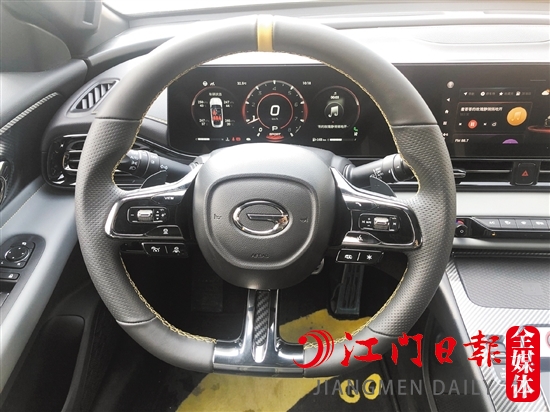 方向盤采取平底設(shè)計(jì)，很有時(shí)尚感。