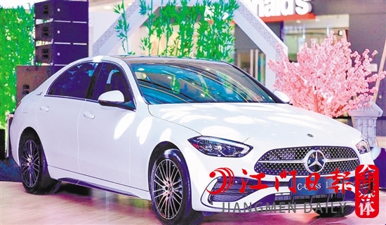 全新奔馳長軸距C級車外觀時尚動感。