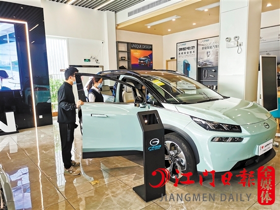 新能源汽車未受汽車缺“芯”影響，深受消費者青睞。