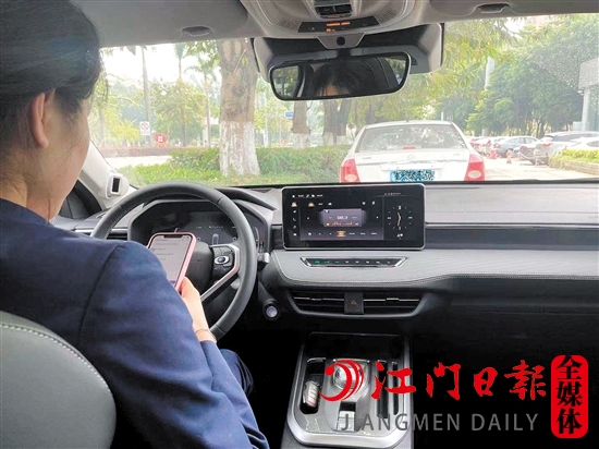 不少車主喜歡在開車的時候玩手機。