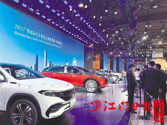 豪華品牌均把新能源汽車擺放在展區(qū)最顯眼的位置。