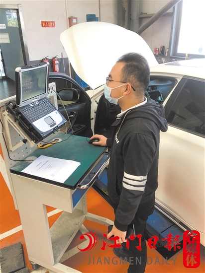 4S店正在對(duì)召回車輛進(jìn)行電腦升級(jí)。