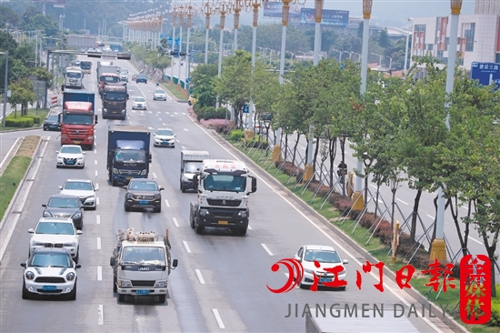 汽車(chē)駛?cè)肭Ъ胰f(wàn)戶(hù)。