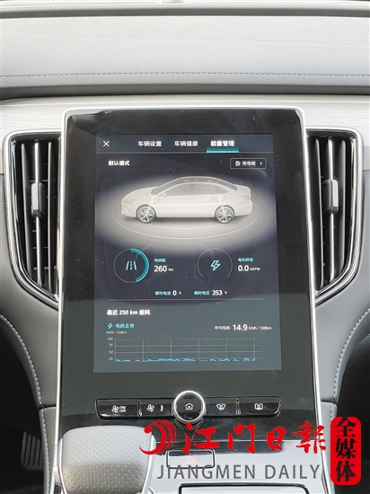 ER6的中控屏幕顯示效果出色。