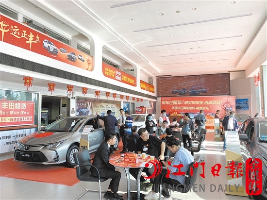 去年春節(jié)期間，不少消費者看車、買車。