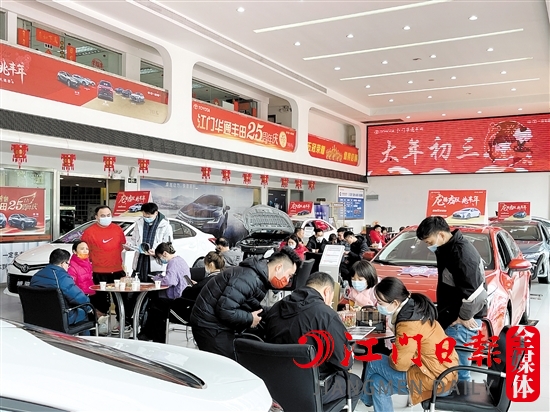 春節(jié)期間，有的4S店展廳出現(xiàn)熱鬧的景象。