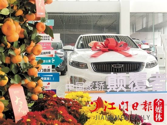 4S店展廳內(nèi)充滿節(jié)日氣氛。