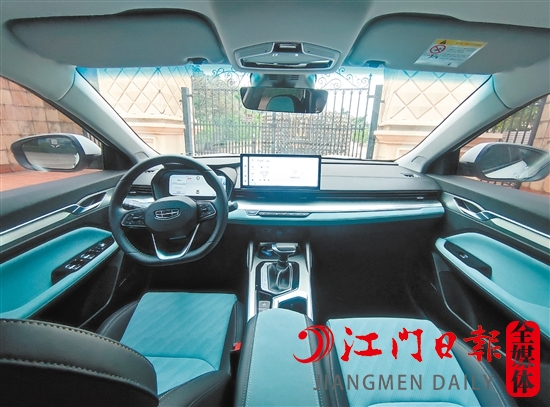 全新帝豪L采用藍(lán)黑色彩搭配，打造出精致的內(nèi)飾氛圍。