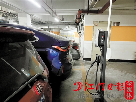 我市不少小區(qū)安裝充電樁都較為方便。