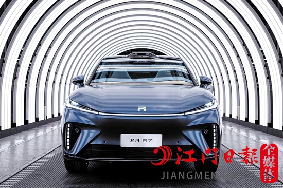 飛凡R7給人一種強(qiáng)烈的未來感。