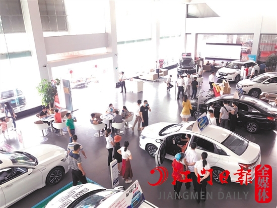 “五一”將至，購車優(yōu)惠吸引消費(fèi)者到店。
