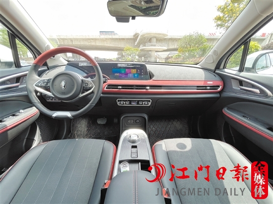 新車內(nèi)飾復(fù)古之余不乏運動感。